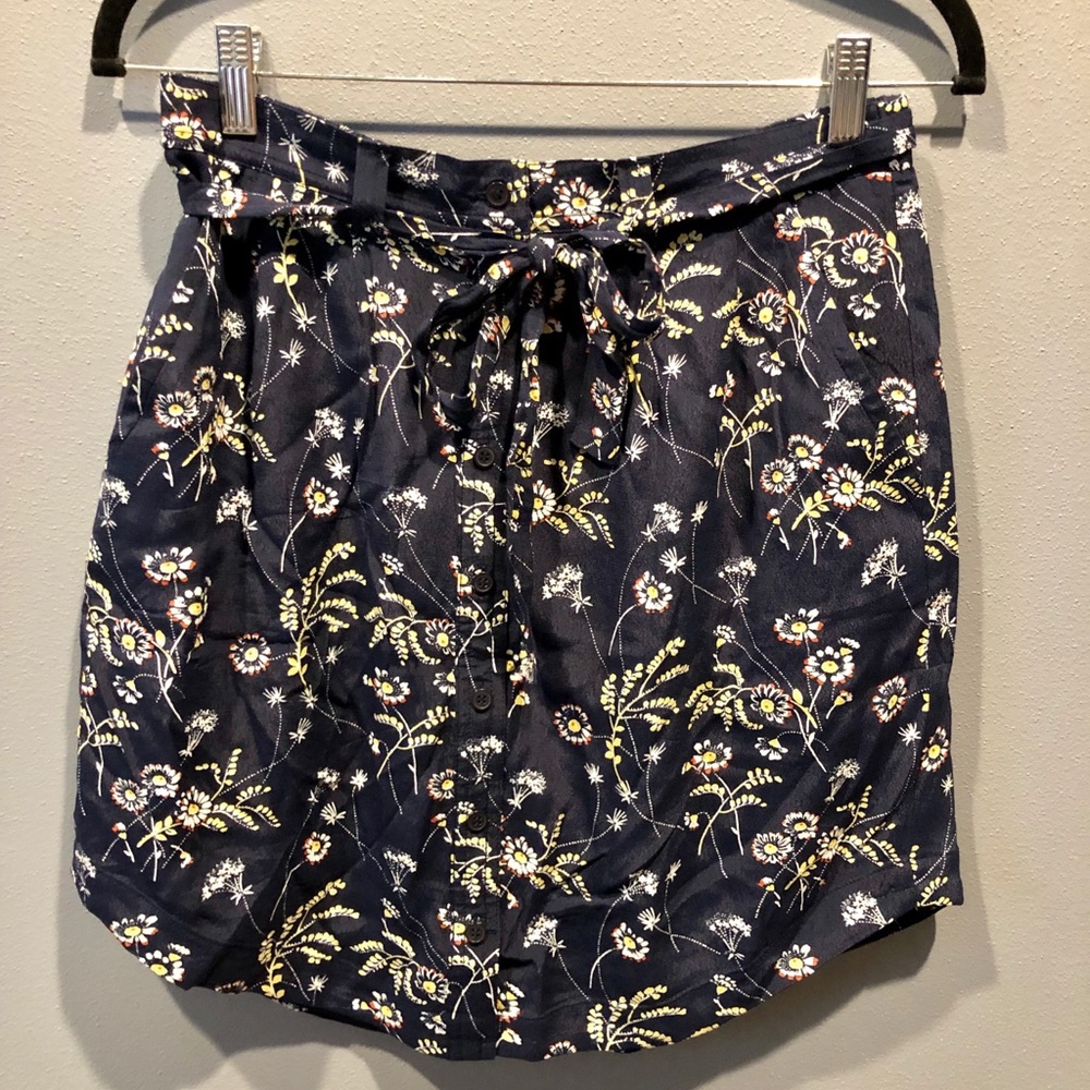 High waisted Loft skirt with pockets!
